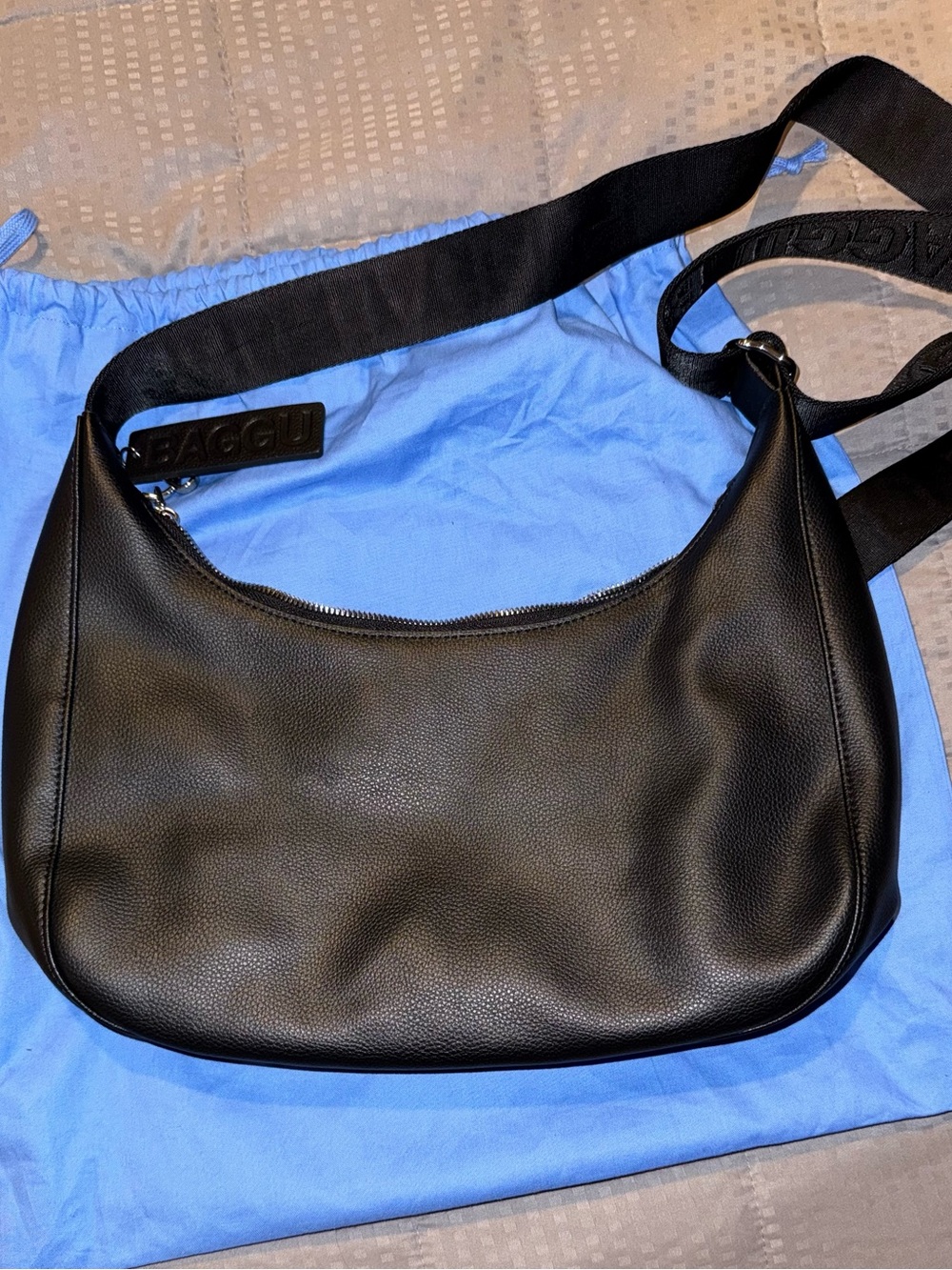 BAGGU Black Leather Shoulder Bag with Logo Strap Recycled Leather Crescent - Picture 2 of 3